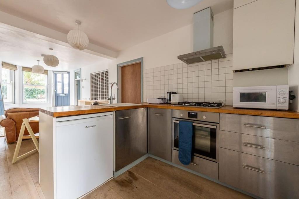 Lovely Self-contained Basement With Kitchen * Londra