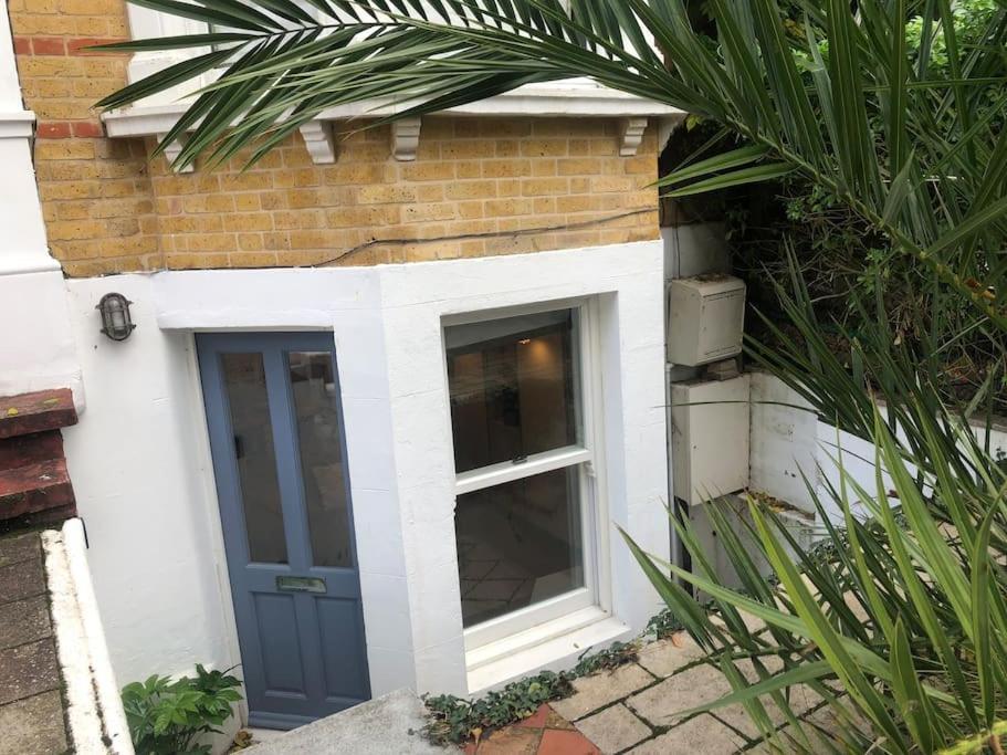 Apartament Lovely Self-contained Basement With Kitchen