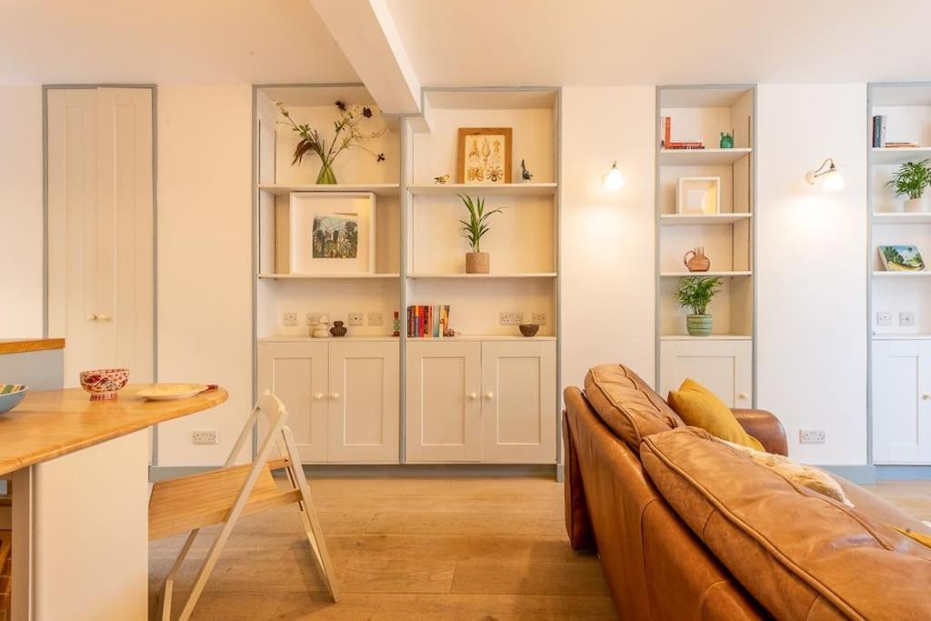 Lovely Self-contained Basement With Kitchen Londra