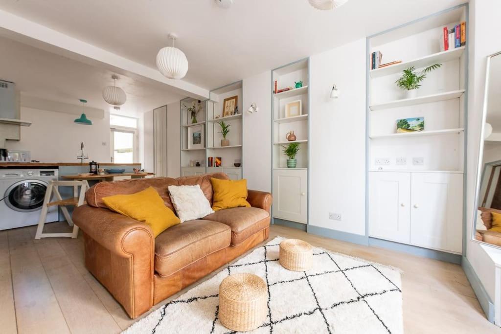 Apartament Lovely Self-contained Basement With Kitchen *